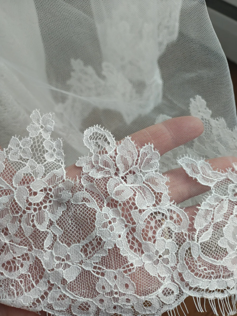 Elegant Mantilla Lace Edge Bridal Veil -  Creamy White - Picture 6 of 11